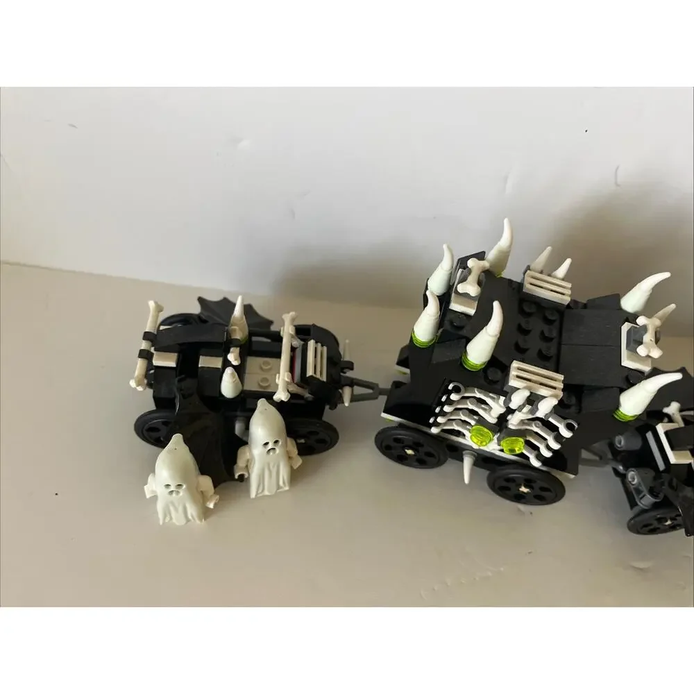 LEGO MONSTER FIGHTERS 9467 GHOST Train. 2 Mini Figs.